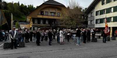 Musikant:innen der MG Sumiswald und Wasen beim gemeinsamen Musizieren auf dem «Löieplatz» in Wasen