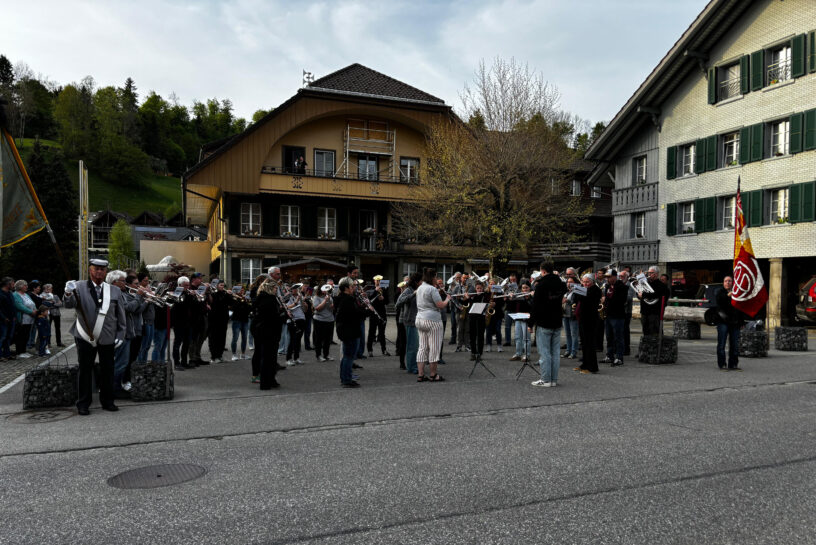 Musikant:innen der MG Sumiswald und Wasen beim gemeinsamen Musizieren auf dem «Löieplatz» in Wasen